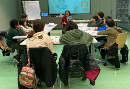 Carlota Petit a la bilioteca fent un taller de lectura de còmic amb joves