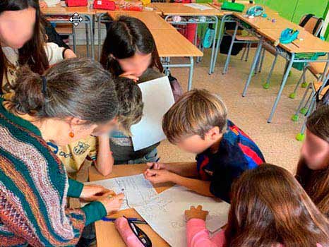 Carlota Petit en el seu taller de còmic escolar treballant amb nens i nenes.